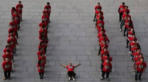 Nhân viên Alibaba xếp hình ngày 11/11.