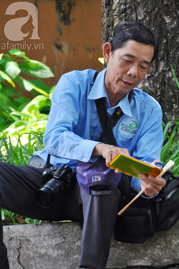 Trong Thảo Cầm Viên hiện có khoảng 80 thợ chụp ảnh đăng kí hành nghề, tuy nhiên không phải lúc nào các thợ chụp ảnh cũng có mặt, chỉ vào những dịp lễ tết họ mới tụ tập đông đủ. “Tất cả thợ chụp ảnh ở đây đều được quyền dẫn khách đi chụp ở khắp Thảo Cầm Viên chứ không phân chia khu vực của bất kì ai. Khi một thợ đang dẫn khách đi thì những người thợ khác không được quyền mời chụp, giành giật khách hoặc lời qua tiếng lại, nếu vi phạm sẽ bị Ban quản lí kỉ luật, thậm chí sa thải. Tuy nhiên anh em chụp ảnh ở đây luôn tôn trọng quy tắc và tôn trọng lẫn nhau nên tình trạng tiêu cực như thế hầu như không diễn ra”.