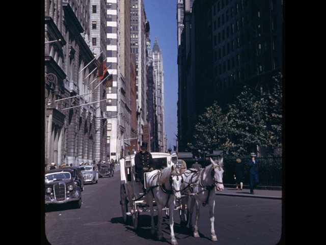 Xe ngựa đang chờ khách ở Bowling Green.