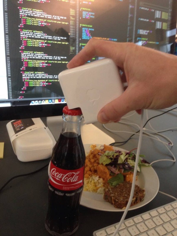 Đồ của Apple thường rất thông minh, sử dụng bộ sạc Macbook để mở nắp chai là một ví dụ