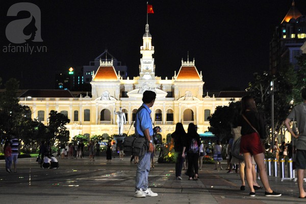 Khoảng 18h30 chúng tôi có mặt tại , nơi đây là một trong những địa điểm chụp ảnh mới ở Sài Gòn thu hút rất đông khách tham quan, đặc biệt là về đêm. Chúng tôi quan sát được có khoảng gần chục thợ chụp ảnh ở khu vực này, chủ yếu tập trung ở gần đài phun nước và tượng đài Bác Hồ.