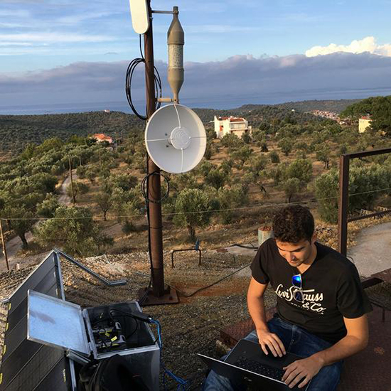 Thiết lập các điểm phát sóng Wi-fi có Internet để giúp di dân truy cập thông tin