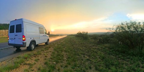 Tuy không đơn giản gì khi mua xe từ trang eBay, rồi bay đến Texas nhận xe rồi đánh xe trở lại California. Nhưng cách này tiết kiệm cho anh Roesslein một khoản kha khá.