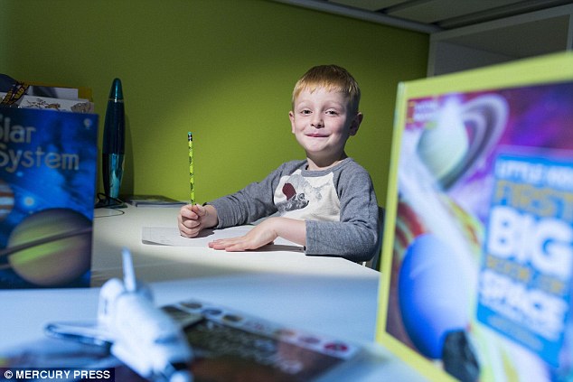 Cậu bé Oliver và sở thích khám phá vũ trụ của mình.