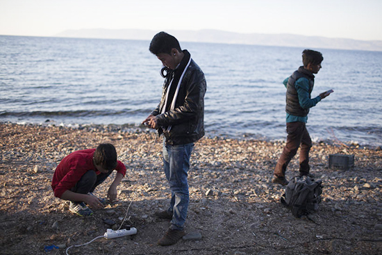 Smartphone được sạc dã chiến trên bãi biển