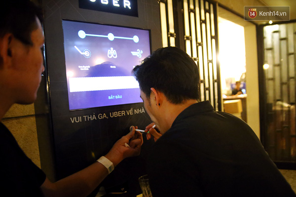 Sau khi uống rượu say, anh thổi hơi vào ống hút tại trụ ki-ốt đo nồng độ cồn này. Nếu nồng độ vượt quá mức cho phép thì sẽ được yêu cầu một taxi Uber đưa về miễn phí.