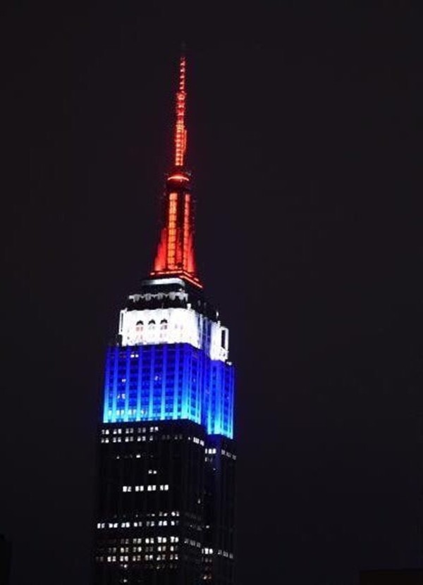 Vào lúc này, tòa nhà Empire State tại Mỹ cũng thể hiện sự ủng hộ với nước Pháp.