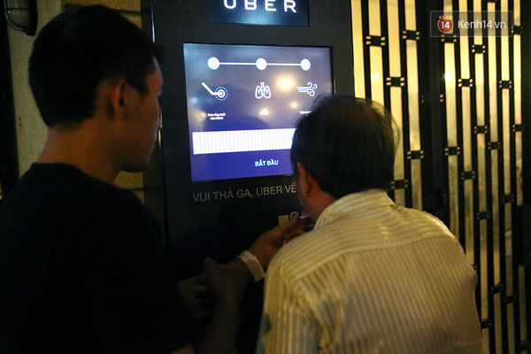 Một người đàn ông đo nồng độ cồn sau khi nhậu say.