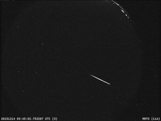 Không chỉ dân nghiệp dư mới quan tâm đến mưa sao băng. Các chuyên gia của NASA thuộc Văn phòng Môi trường Thiên thạch cũng hóng sự kiện trên vào đêm qua. Ảnh chụp từ đài quan sát thiên văn Đa Kính đặt tại Tucson, Arizona (Mỹ).