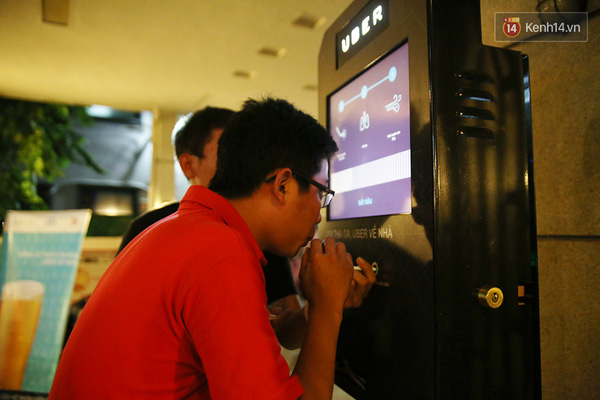 Luôn có nhân viên Uber hướng dẫn hành khách sử dụng máy. Mỗi người chỉ dùng 1 ống thổi duy nhất để đảm bảo vệ sinh.