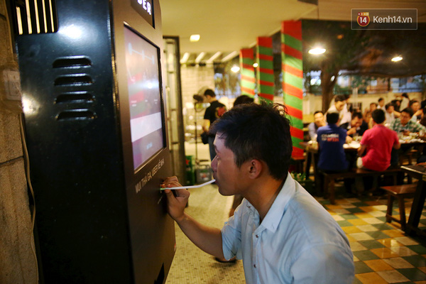 Anh Trung cũng tự đo nồng độ cồn sau khi nhậu say cùng bạn bè.