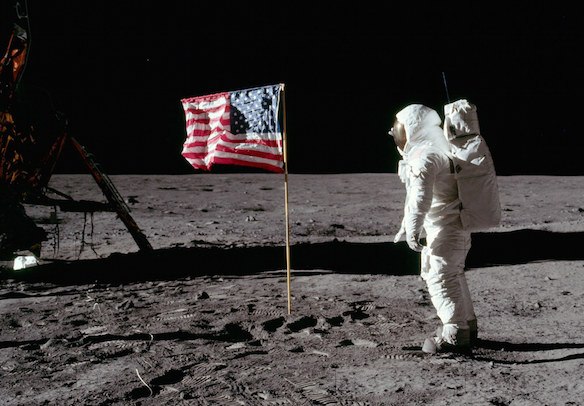 Buzz Aldrin thực sự đặt chân lên Mặt trăng? Hay đó chỉ là một âm mưu của NASA