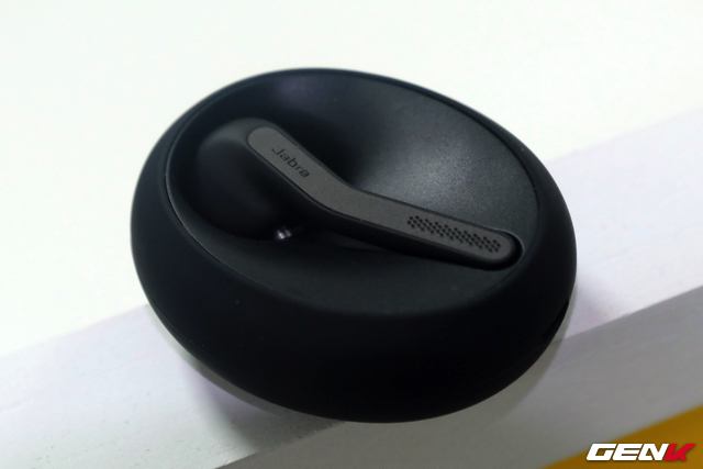 Nam châm sẽ hút tai nghe vào đế để sạc và cố định.