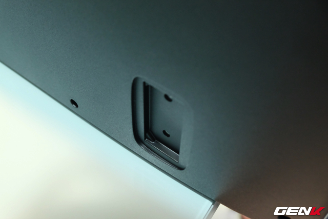 Kết nối chân đế vào đây và siết hai con ốc để cố định.