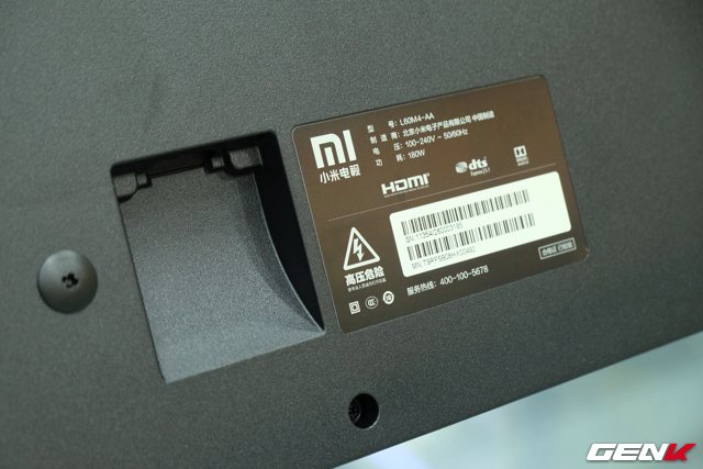 Mi Port nằm ở mặt lưng để kết nối với Mi TV Bar.