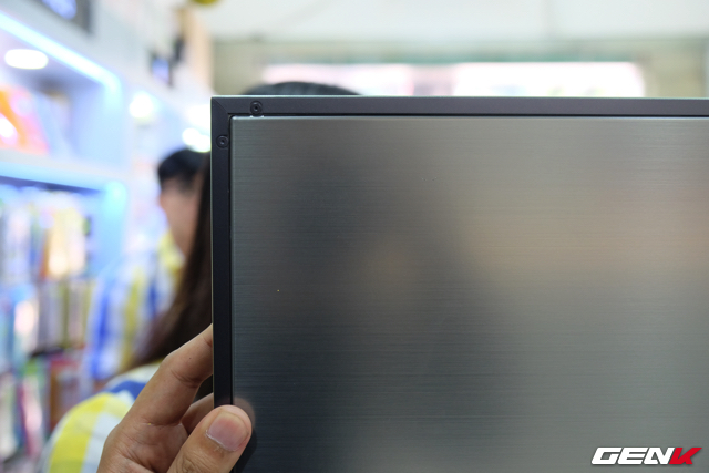 Mặt lưng được hoàn thiệt phay xước sang trọng.