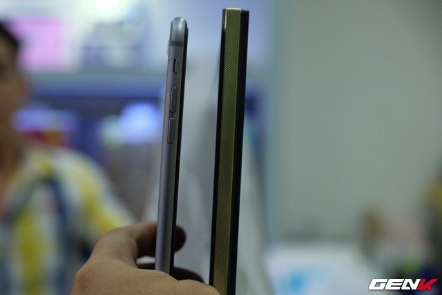 So độ mỏng với iPhone 6 Plus.
