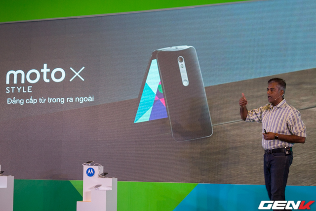 Ông Sridhar Ramaswamy – Giám đốc Marketing của Motorola Mobility khu vực Châu Á – Thái Bình Dương đang giới thiệu một số điểm nhấn trên chiếc Moto X Style.