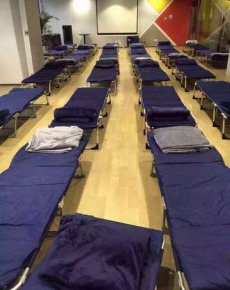 Những chiếc giường lưu động được chuẩn bị sẵn tại Alibaba để phục vụ nhân viên làm việc qua đêm. Họ đang chiến đấu thật sự!