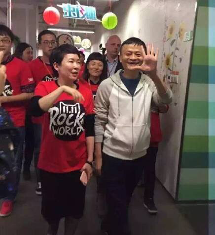 Dù giữ chức vị CEO, Jack Ma vẫn tới từng phòng ban để theo dõi tình hình hoạt động dù đồng hồ điểm 0h đêm. Trong ảnh, CEO Jack Ma tại văn phòng Tmall.