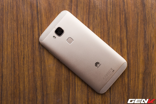 Mặt lưng làm bằng nhôm nguyên khối.