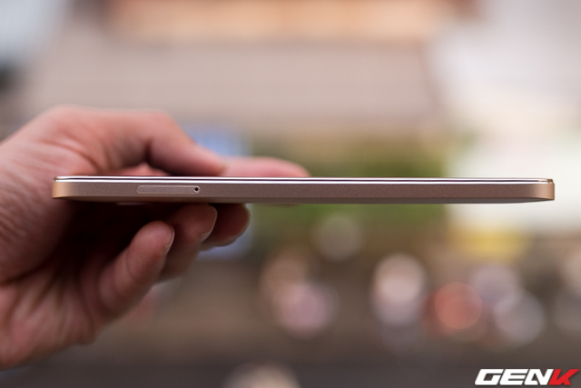 Cạnh trái với khay SIM, hỗ trợ 2 Nano SIM.