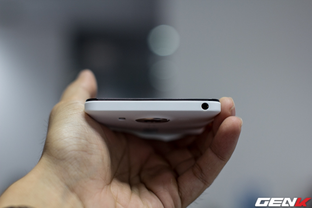 Cổng tai nghe được đưa sang bên trái của cạnh trên.