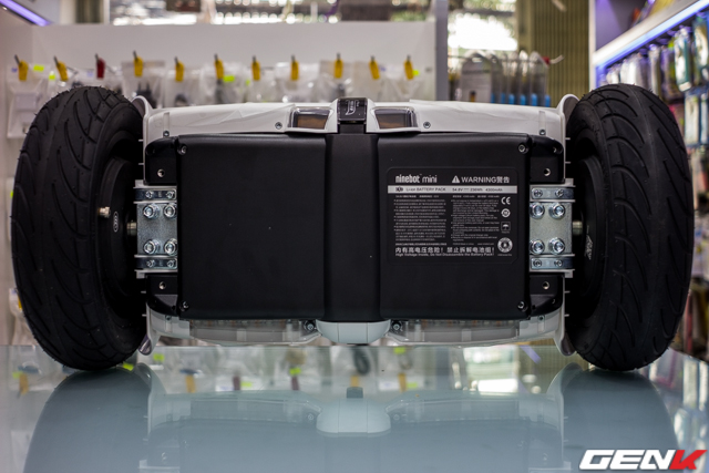 Mặt dưới của Xiaomi Ninebot mini.