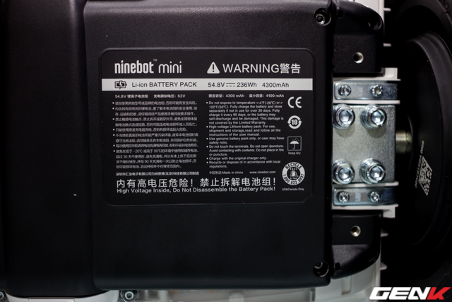 Chiếc Xiaomi Ninebot mini sử dụng pin 4.300 mAh, quãng đường đi được sau khi sạc đầy là 22 km.