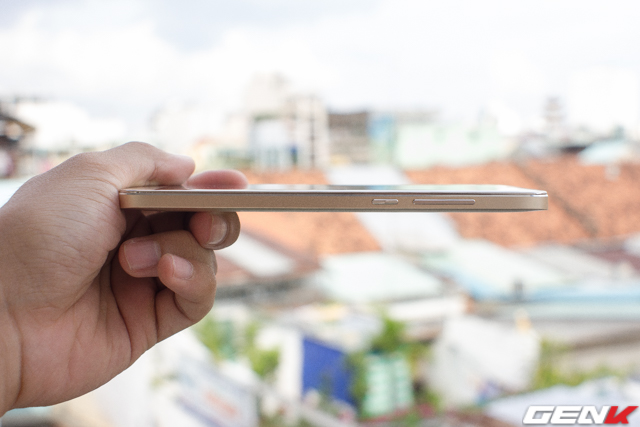 Cạnh trái với phím nguồn và âm lượng.