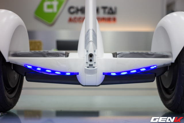 Cụm đèn LED xanh ở sau xe.