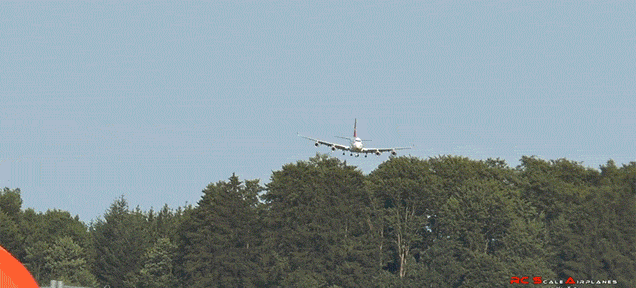 Nhìn xa thế này ai nghĩ là máy bay mini chứ!