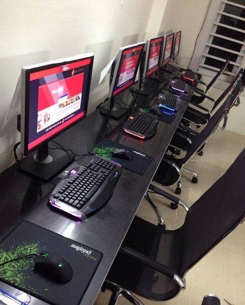 
Những d&agrave;n m&aacute;y t&iacute;nh tại qu&aacute;n game sẽ được một số người thu mua v&agrave; b&aacute;n lẻ lại phần cứng.
