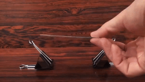 Hoặc là kẹp chúng vào một mảnh giấy thì bạn cũng sẽ có một giá đỡ rồi đấy.