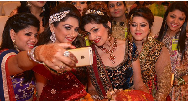 Các cô gái chưa có gia đình ở làng Suray, Ấn Độ sẽ không được chụp ảnh selfie như thế này nữa.