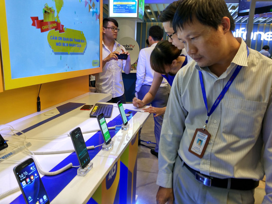 Khách hàng xem test tốc độ 4G trên smartphone tại TP. HCM.