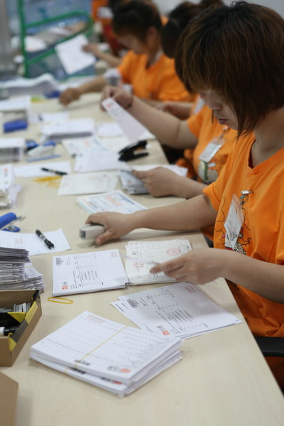 Các nhân viên nữ đang thực hiện công việc xử lý đơn hàng.