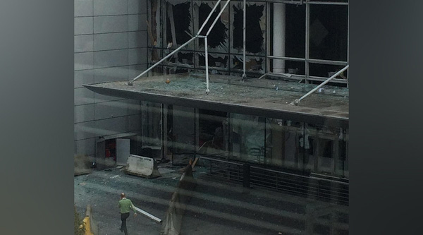 Cửa kính vỡ nát do sức ép của vụ nổ.