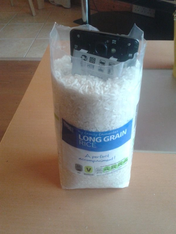 Khi nhìn thấy hình ảnh này, chắc người dùng smartphone nào cũng hiểu chiếc điện thoại này vừa được đi tắm trong khi không có khả năng chống nước.