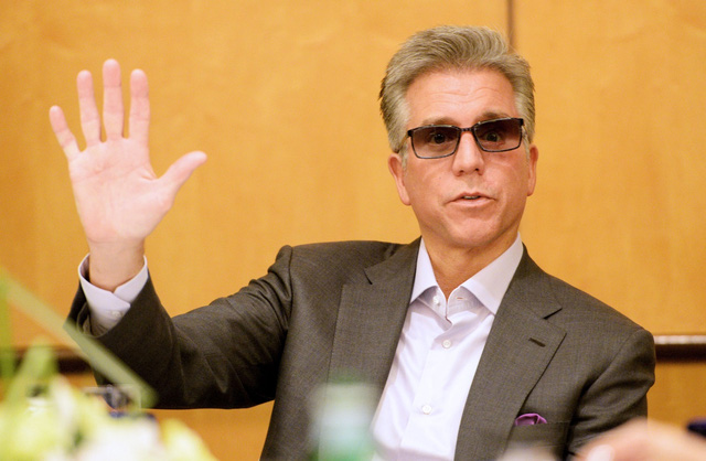 Bill Mcdermott phải đeo kính để che vết thương sau tai nạn