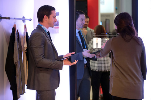 Chiếc gương tương tác được trưng bày tại hội nghị của Hiệp hội các nhà bán lẻ vào ngày 18.01.2016 tại New York, Mỹ.