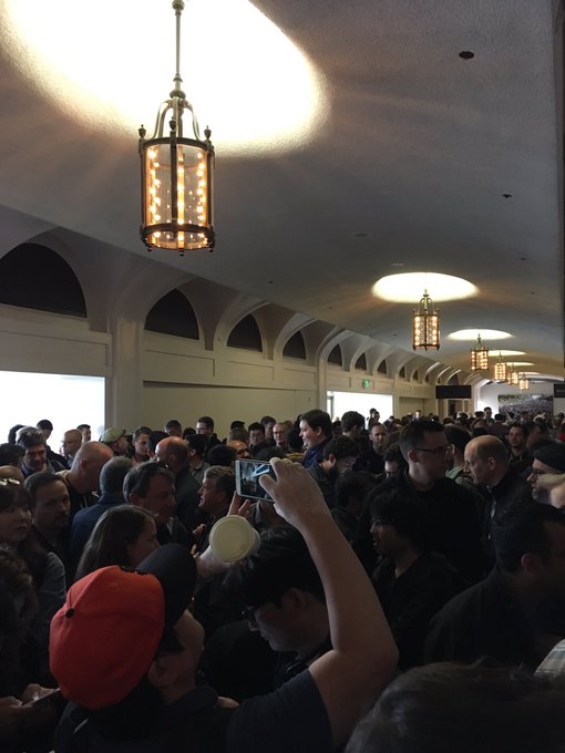 Bên trong khán phòng chật kín người tham dự