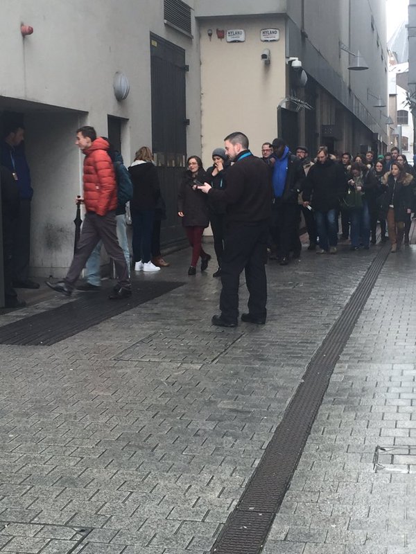 Nhiều nhân viên trở lại làm việc vào chiều cùng ngay, sau khi không tìm ra bom tại trụ sở của Apple ở Ireland.