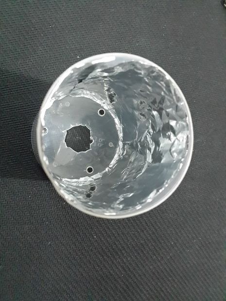 Dùng keo dính dán lá nhôm vừa cắt vào mặt trong của ống.