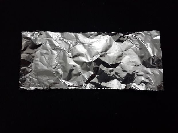 Căt lá phôi sao cho khít với mặt trong của hộp.