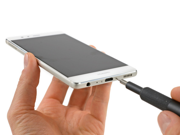 Tháo vít ở cạnh dưới smartphone Huawei P9