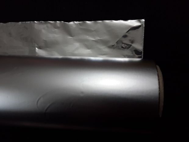 Giấy nhôm (loại thường dùng bọc thực phẩm).