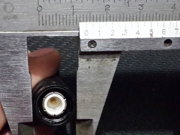 Dùng thước kẹp đo đường kính chân anten.