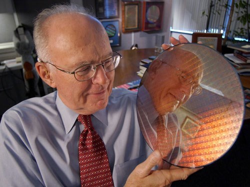 Gordon Moore, nhà đồng sáng lập Intel, vào năm 1965 tiên đoán rằng số thành phần đóng gói trên một chip silicon sẽ tăng gấp đôi sau mỗi chu kỳ thời gian định trước.