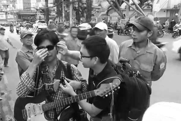 Anh đã xuống đường, tìm kiếm chàng trai mù hát rong trên phố để tự tay trao tặng chiếc kính dẫn đường - (Ảnh cắt từ clip).